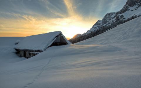 小屋埋在雪中