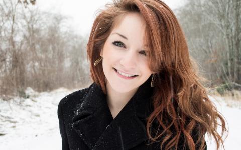 微笑女孩在雪地里