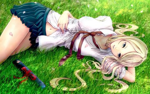 女孩躺在草地上