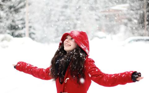 快乐的女孩在雪地里