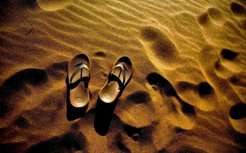拖鞋在沙滩上