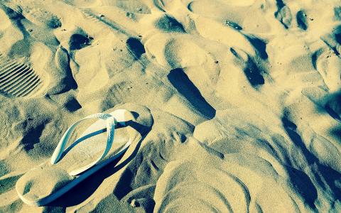 拖鞋在沙子里