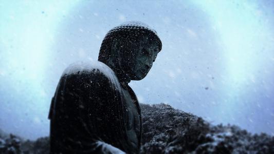 雕像在雪地里
