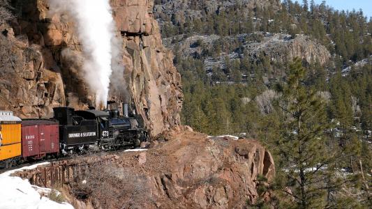 蒸汽机车在狭窄的山路上