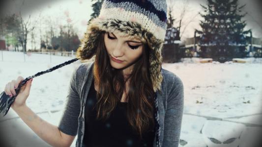在雪中的女孩