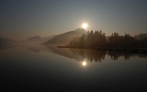 太阳落在湖上