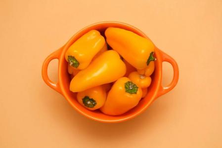 橙色的辣椒橙色的碗