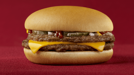 红桌布上的牛肉汉堡