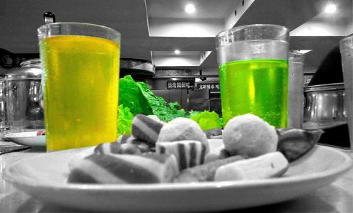 黄色绿色两杯冷饮