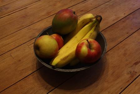 4个红苹果和4个香蕉
